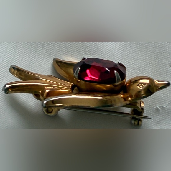 1940S CORO BIRD BROOCH SET RED STONE JELLY BELLY VINTAGE GOLD TONE - Picture 8 of 11